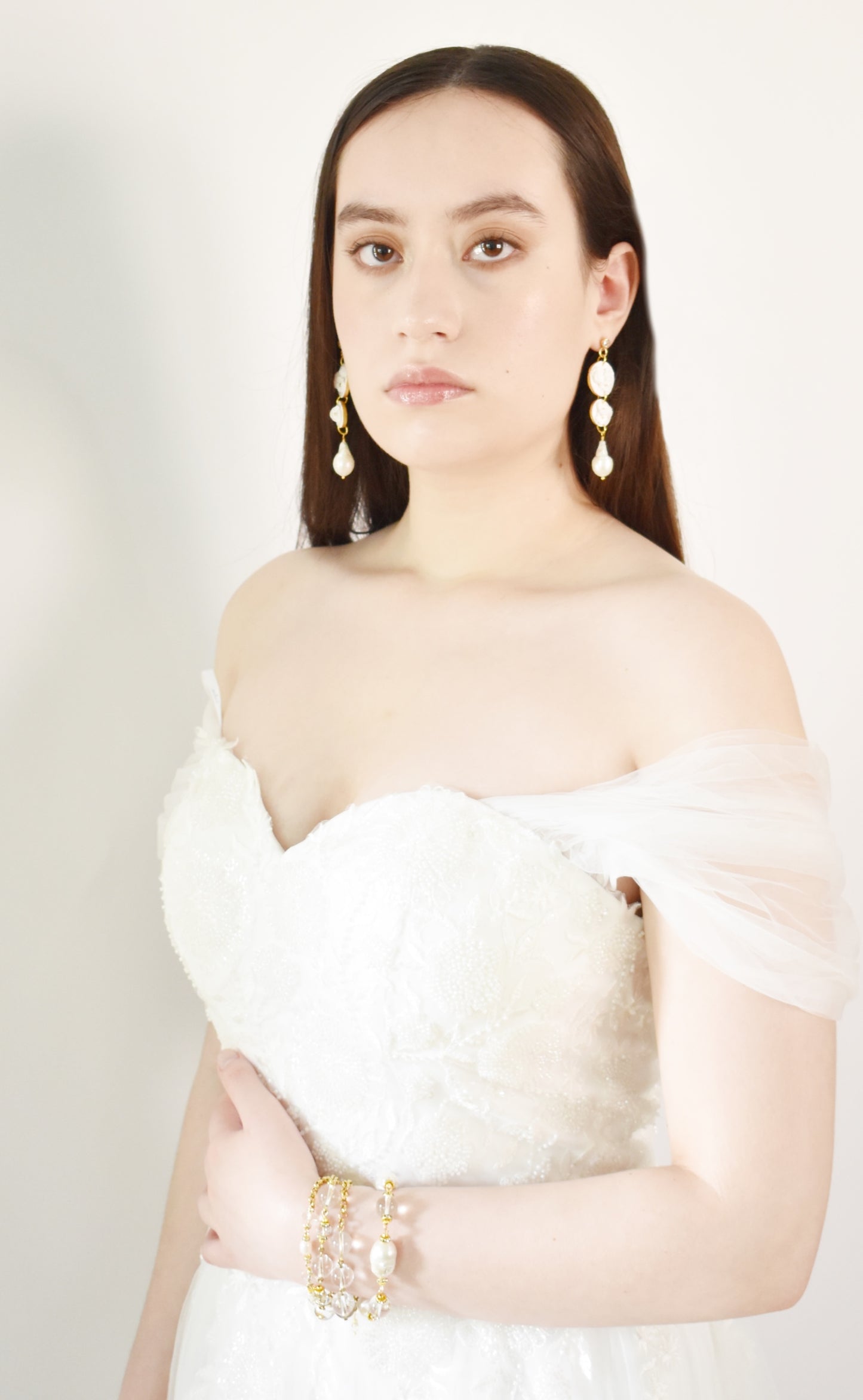 White floral and gold drop earrings - Style 0536