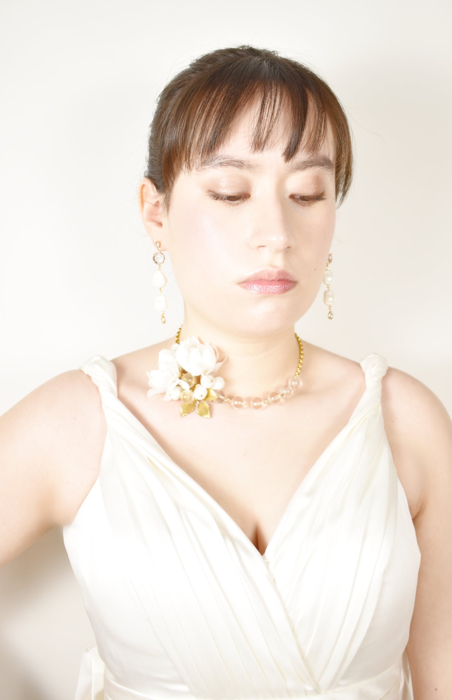 Luxury silk flowers, pearls & glass necklace - Style 0551