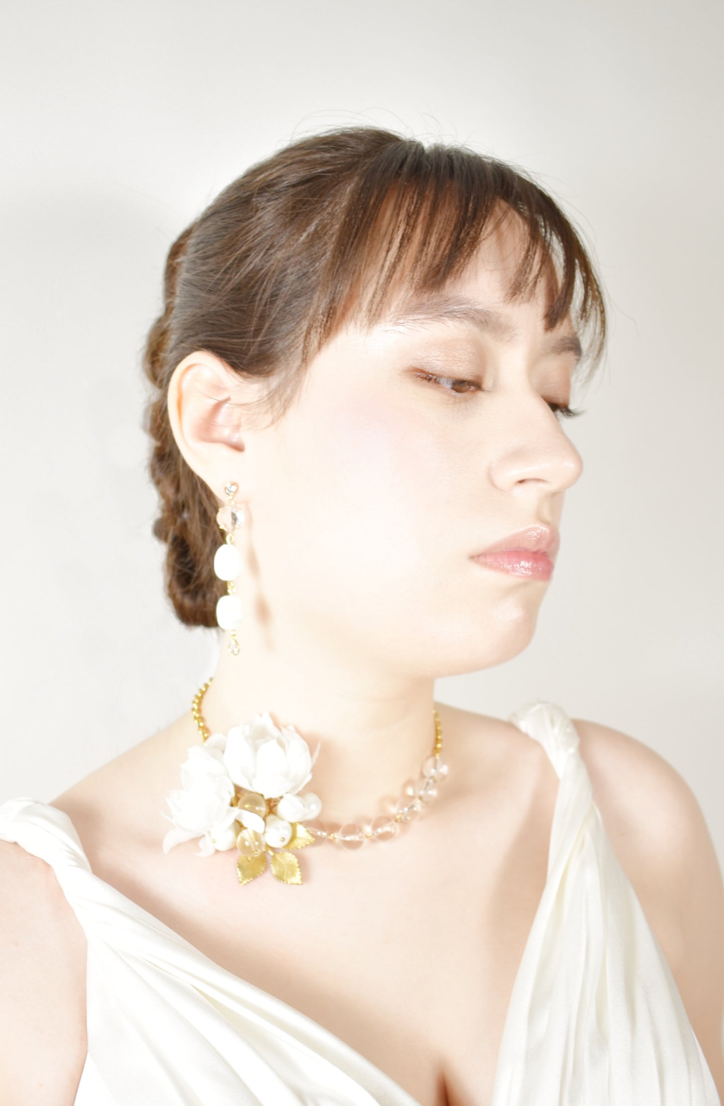 Luxury silk flowers, pearls & glass necklace - Style 0551