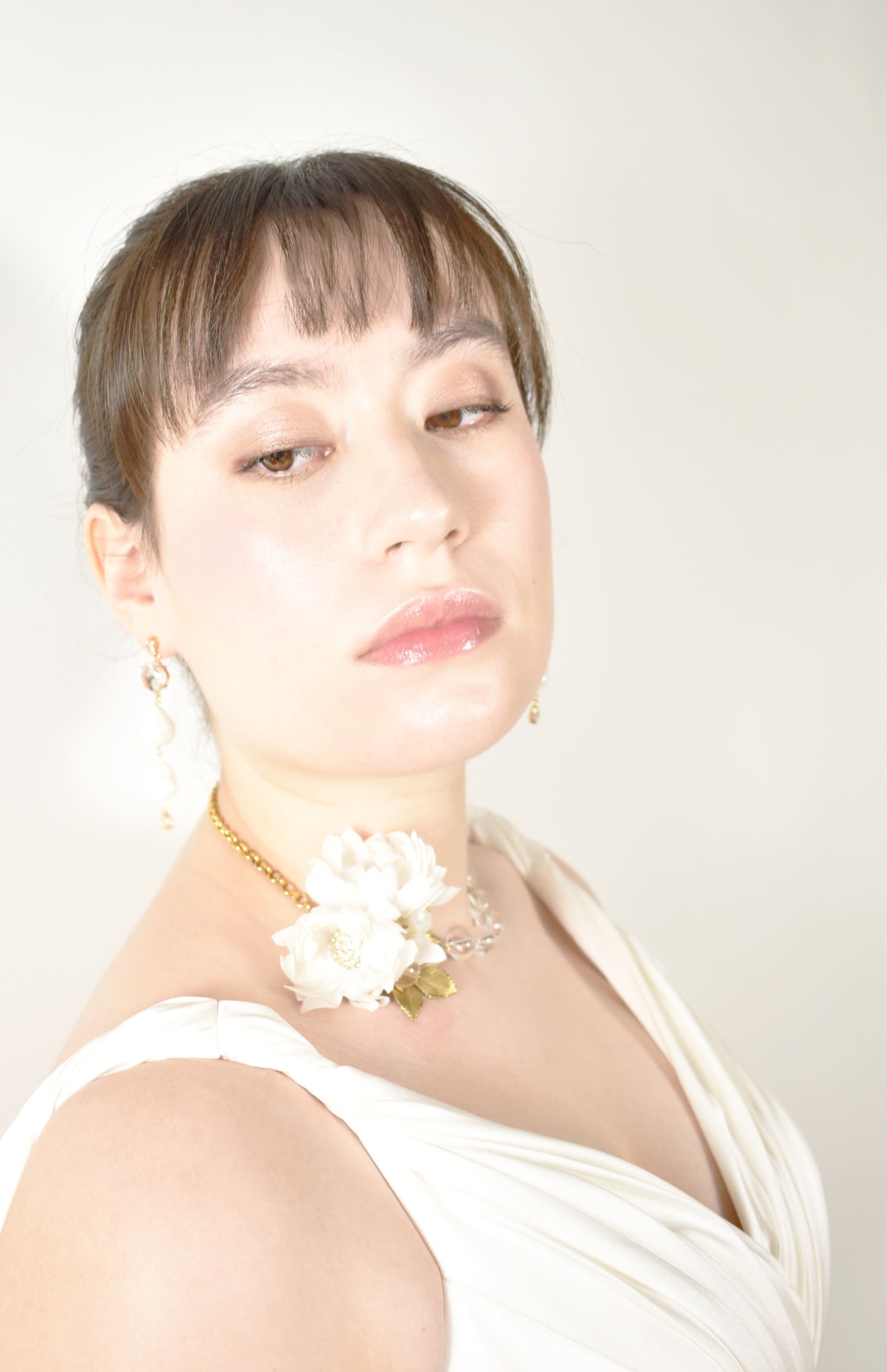 Luxury silk flowers, pearls & glass necklace - Style 0551
