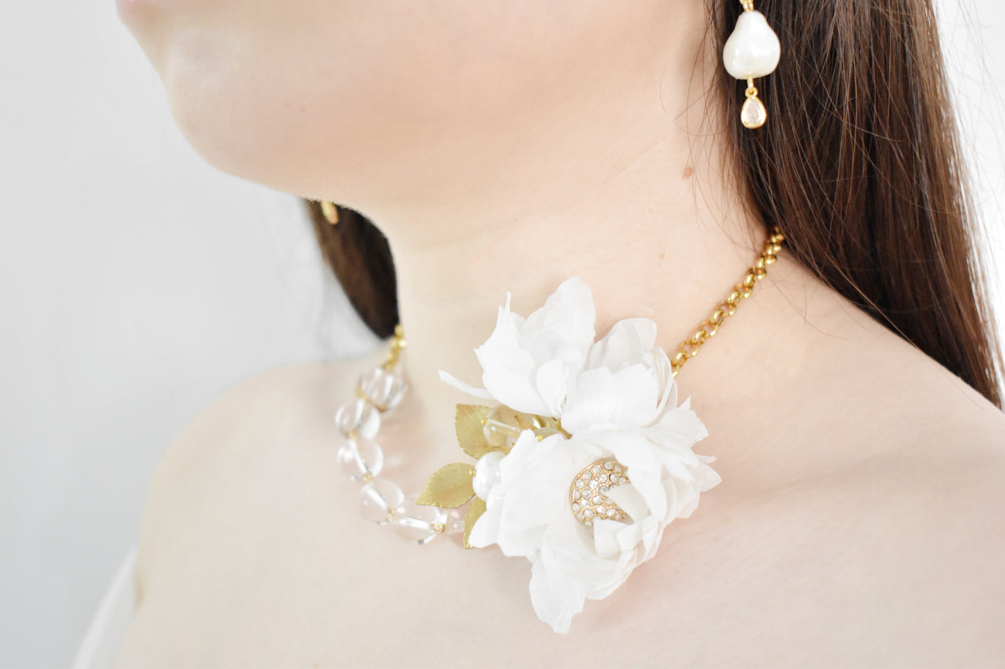 Luxury silk flowers, pearls & glass necklace - Style 0551
