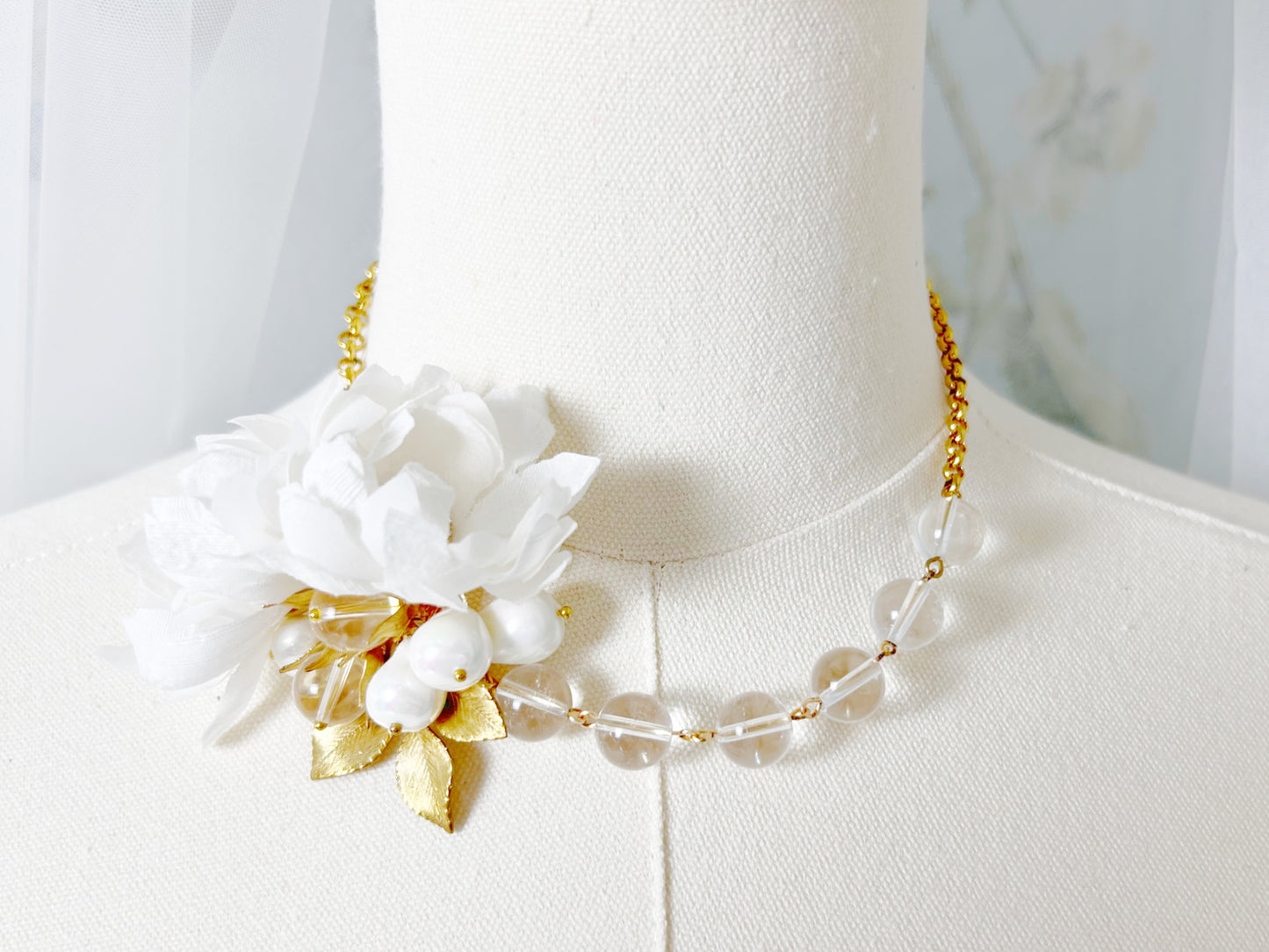 Luxury silk flowers, pearls & glass necklace - Style 0551