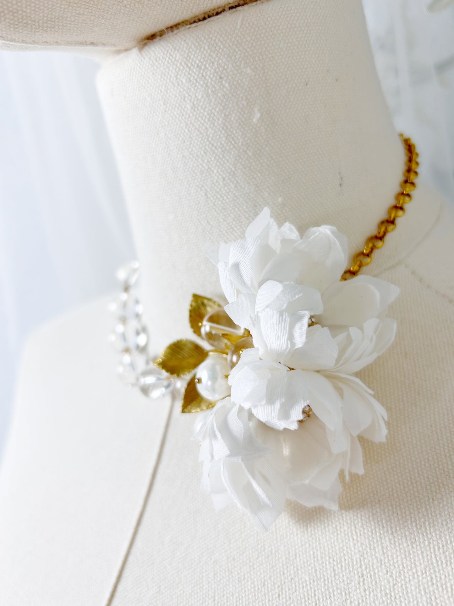 Luxury silk flowers, pearls & glass necklace - Style 0551