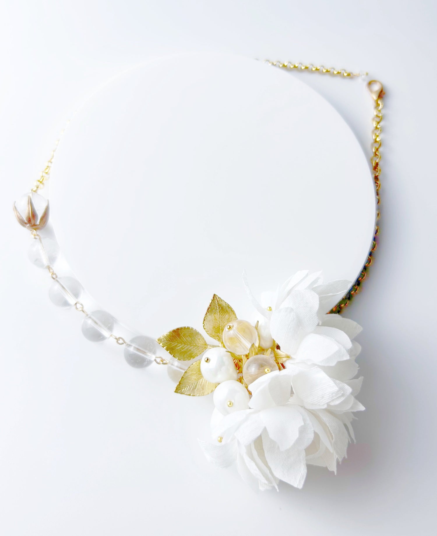 Delicate bridal necklace with pearls and floral details