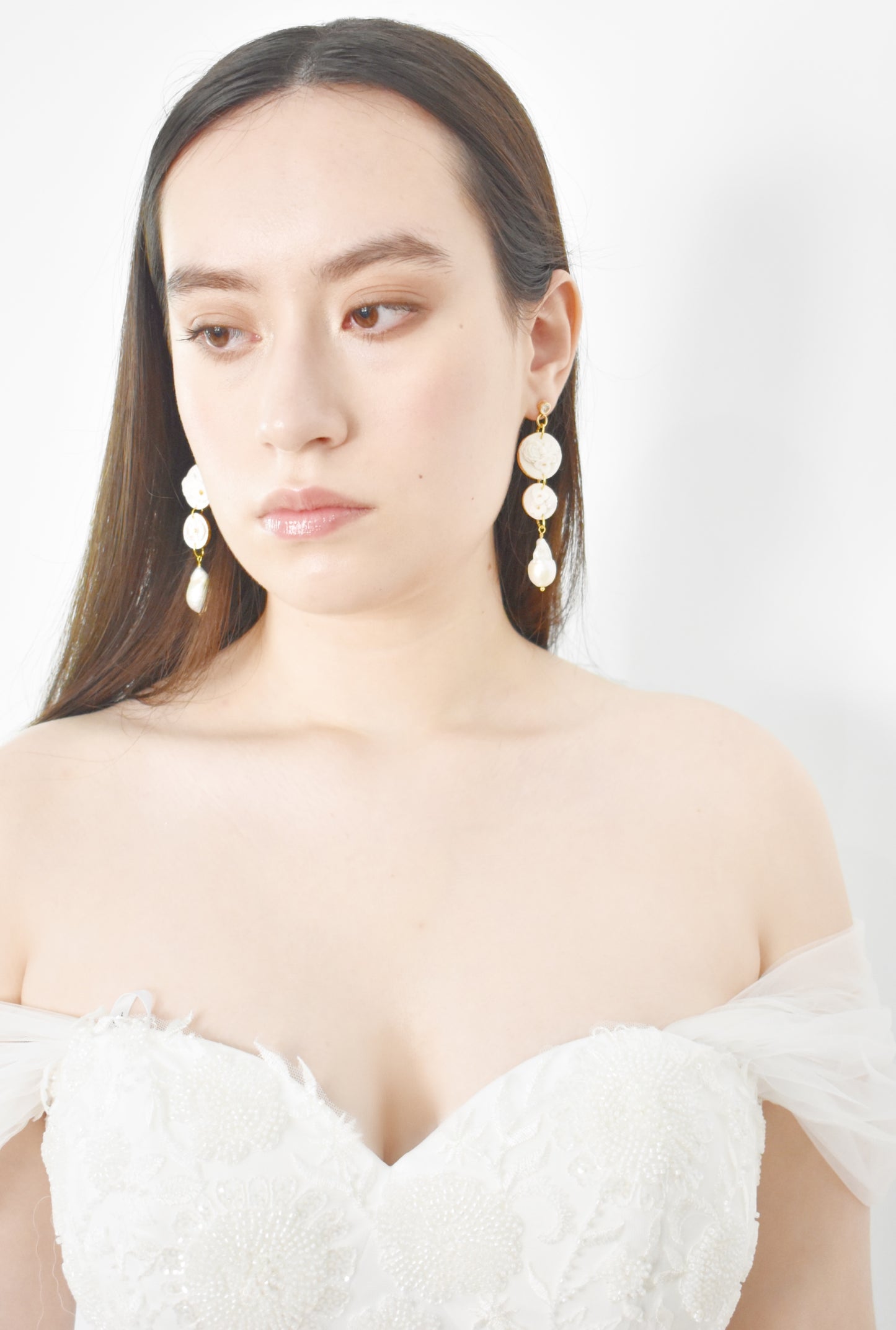 White floral and gold drop earrings - Style 0536