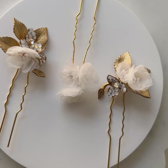 white_flowers_and_gold_leaves_hair_adornment