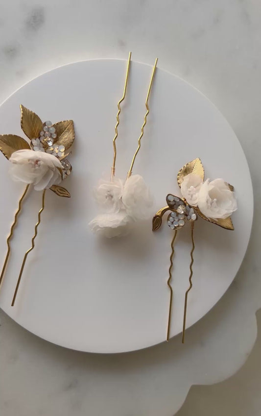 white_flowers_and_gold_leaves_hair_adornment