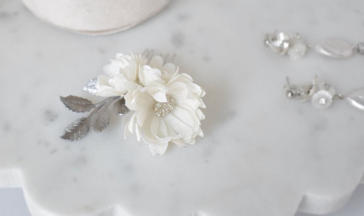 The Colette – Silk Daisy Flower Bridal Mini Comb