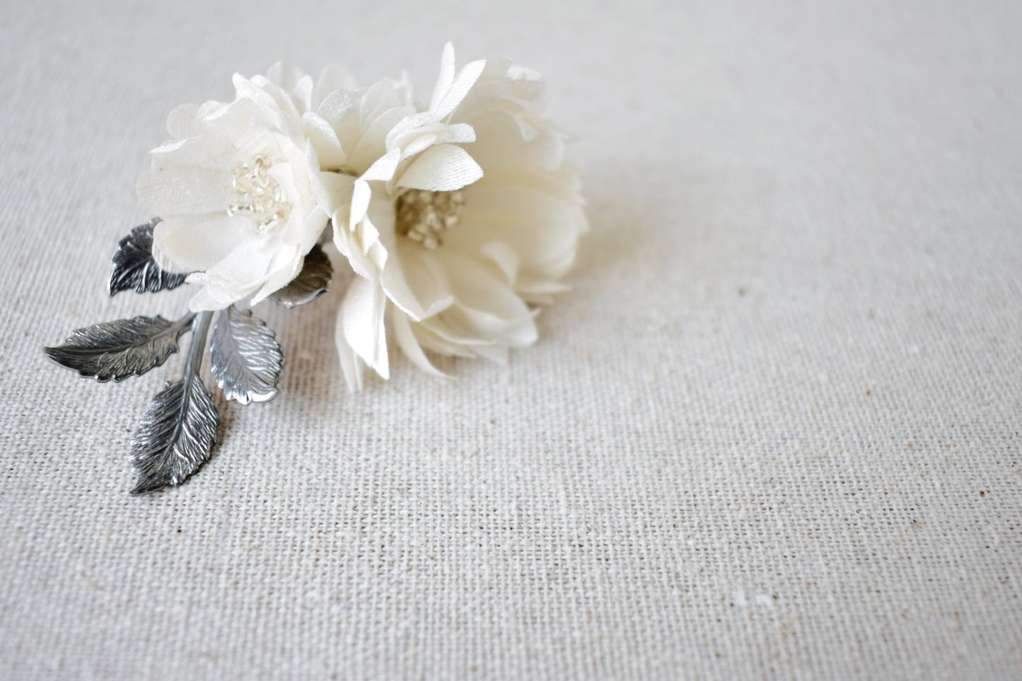The Colette – Silk Daisy Flower Bridal Mini Comb